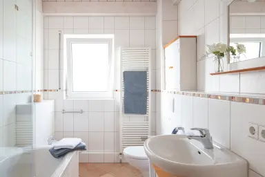 Ferienwohnung Seenest - Bad mit Dusche und Badewanne