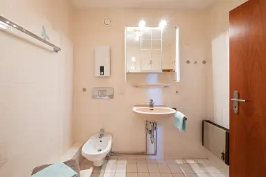 Ferienwohnung Sommerglück - Bad mit Bidet und Waschbecken