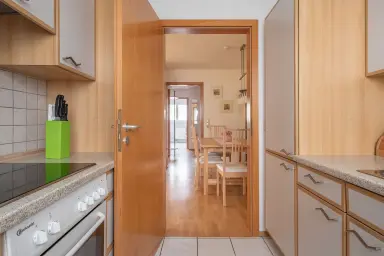 Ferienwohnung Familienoase - Blick aus der Küche ins Esszimmer