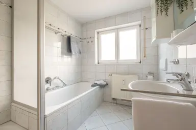 Ferienwohnung Familienoase - Bad mit Dusche und Badewanne