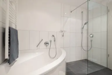 Ferienwohnung Ankerplatz - Badezimmer mit bodentiefer Dusche und Badewanne