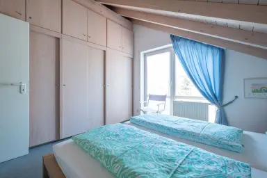 Ferienwohnung Seeblick Nussdorf - Schlafzimmer mit großem Schrank