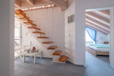 Ferienwohnung Seeblick Nussdorf - Treppe zur zweiten Ebene