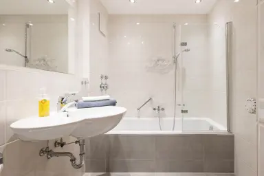 Ferienwohnung Bodenseeufer - Bad mit integrierter Dusche in Badewanne