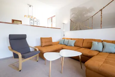 Ferienwohnung "Goldbacher Tobel" - Großzügiges Wohnzimmer mit Couchlandschaft