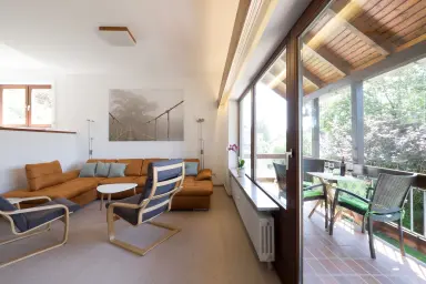 Ferienwohnung "Goldbacher Tobel" - Wohnzimmer mit Zugang zum Balkon