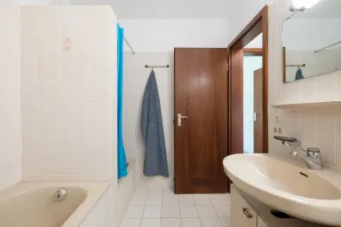 Ferienwohnung "Goldbacher Tobel" - Bad mit Badewanne und Dusche