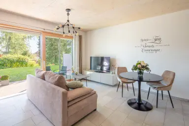Haus Zara – Ferienwohnung Aquamarin - Gemütliche Couch mit TV