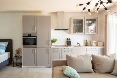 Haus Zara – Ferienwohnung Aquamarin - Voll ausgestattete Küche mit Spülmaschine