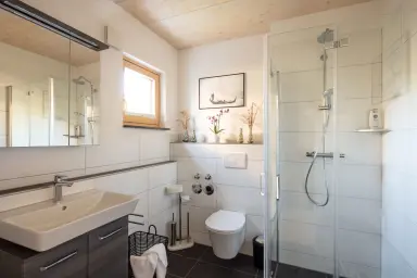 Haus Zara – Ferienwohnung Aquamarin - Tageslichtbad mit bodentiefer Dusche