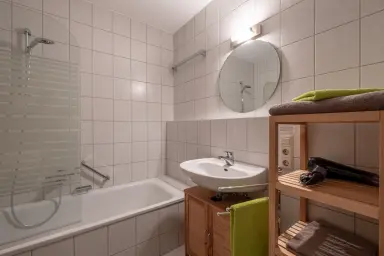 Ferienwohnung Ella - Badewanne mit integrierter Dusche