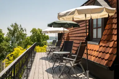 Ferienhaus La Perla  Apartment Seeblick - Balkon über den Dächern