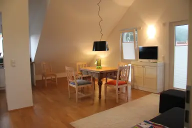 Ferienwohnung Seeblick Bodman - Freundliches Wohn-/ Esszimmer