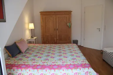 Ferienwohnung Seeblick Bodman - Schlafzimmer mit großem Bett