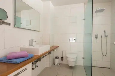 Ferienwohnung Seewinkel - Badezimmer mit bodenebener Dusche