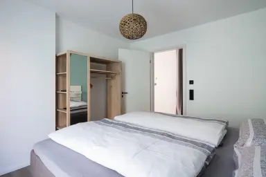 Ferienwohnung Industrial Style - Schlafzimmer mit Kleiderschrank