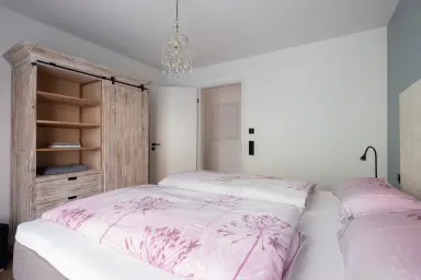 Ferienwohnung Industrial Style - Schlafzimmer mit Kleiderschrank