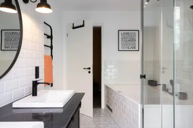 Ferienwohnung Industrial Style - Badezimmer mit Dusche und Whirlwanne