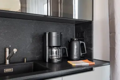 Ferienwohnung Industrial Style - Küche mit Kaffeemaschine