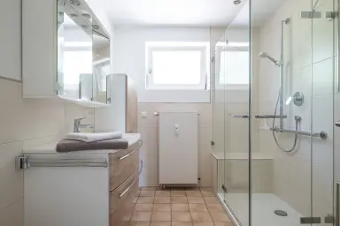 Ferienwohnung Strandgut - Badezimmer mit bodenebener Dusche