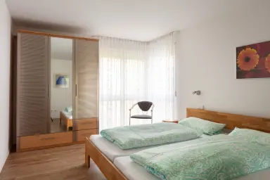 Ferienwohnung Überblicke - Erstes Schlafzimmer mit Doppelbett