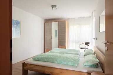 Ferienwohnung Überblicke - Schlafzimmer mit großem Kleiderschrank