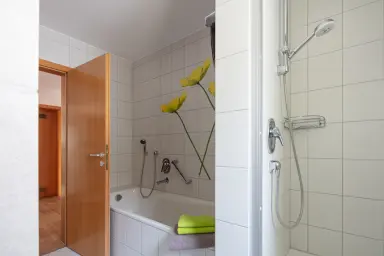 Ferienwohnung Überblicke - Badezimmer mit Dusche und Badewanne