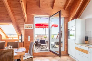 Ferienwohnung Höhenflug - Wohnbereich mit Zugang zum Balkon