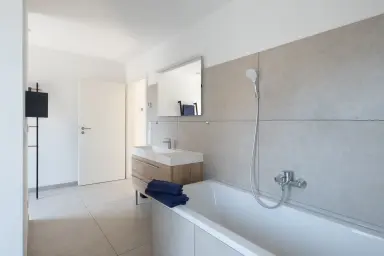 Ferienhaus Lee - Badezimmer mit Badewanne