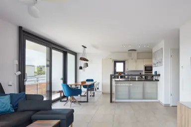 Ferienwohnung Penthouse Glückseeligkeit" - Offener Wohnbereich mit Zugang zum Balkon