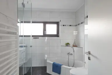 Ferienwohnung Penthouse Glückseeligkeit" - Badezimmer mit Eckbadewanne
